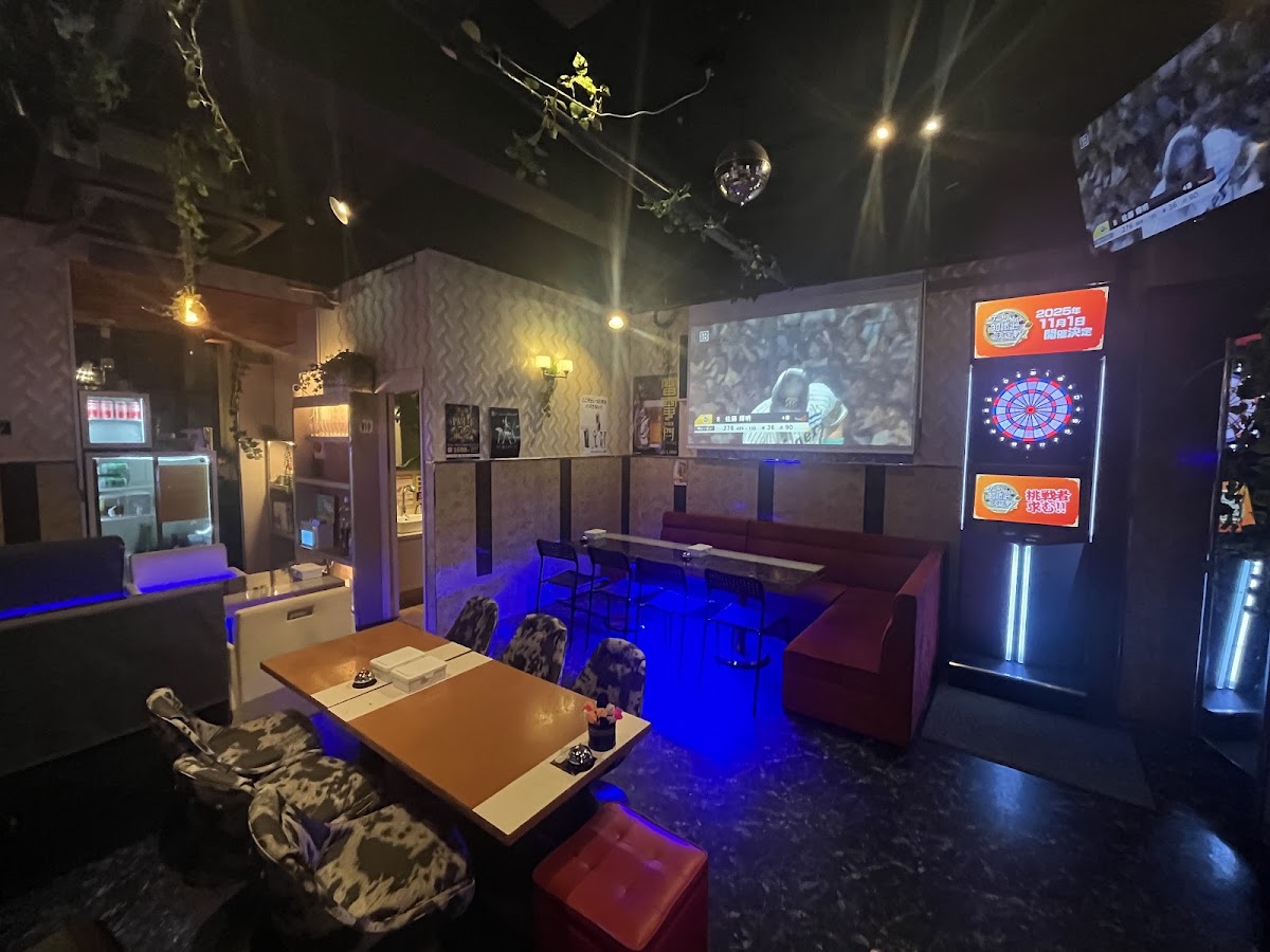 シーシャバー & ダーツバー & カラオケバー & ボードゲームバー & スポーツ中継 黒猫(旧スナック黒猫)