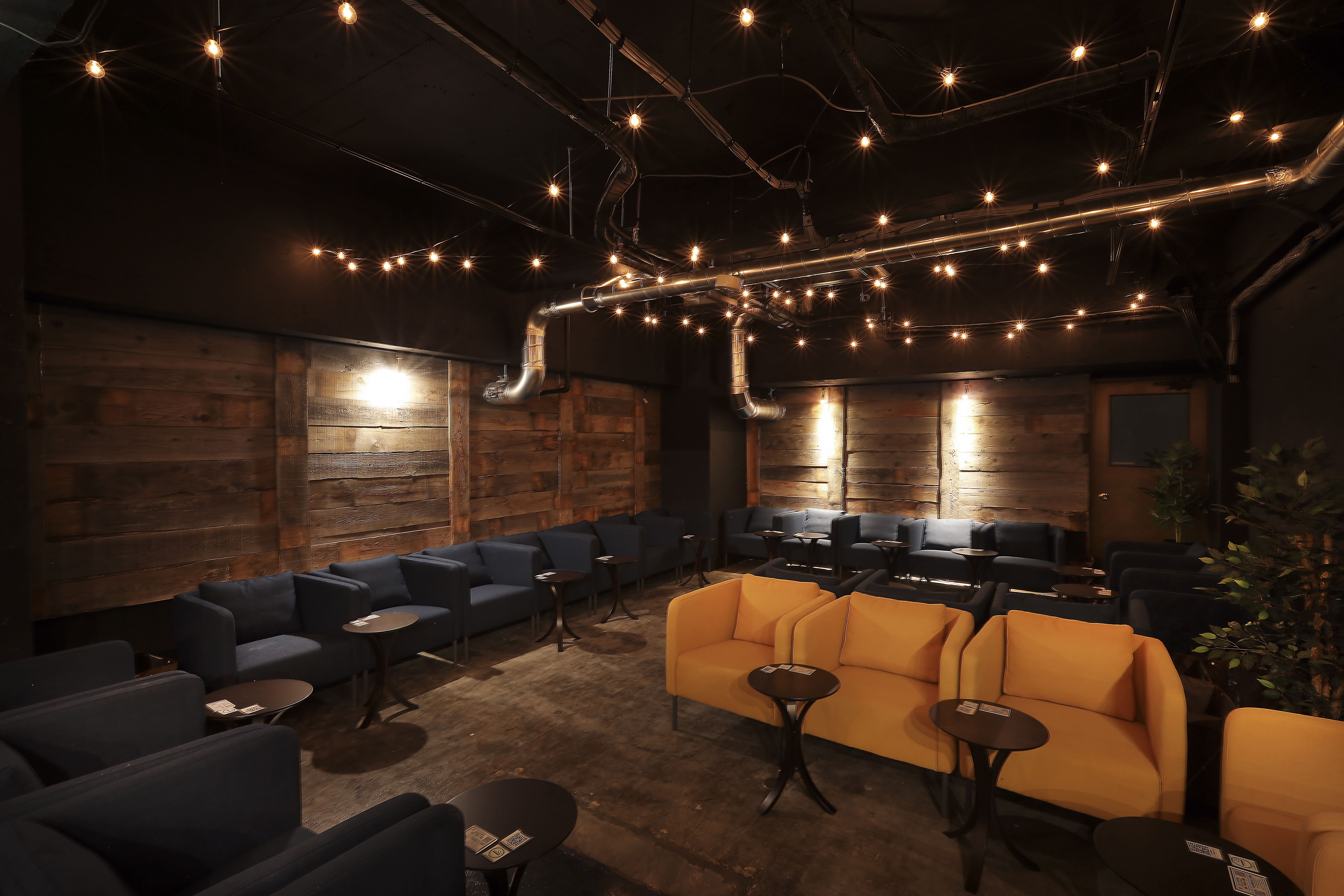 シーシャのあるリビング｜チルイン新宿東南口駅前店