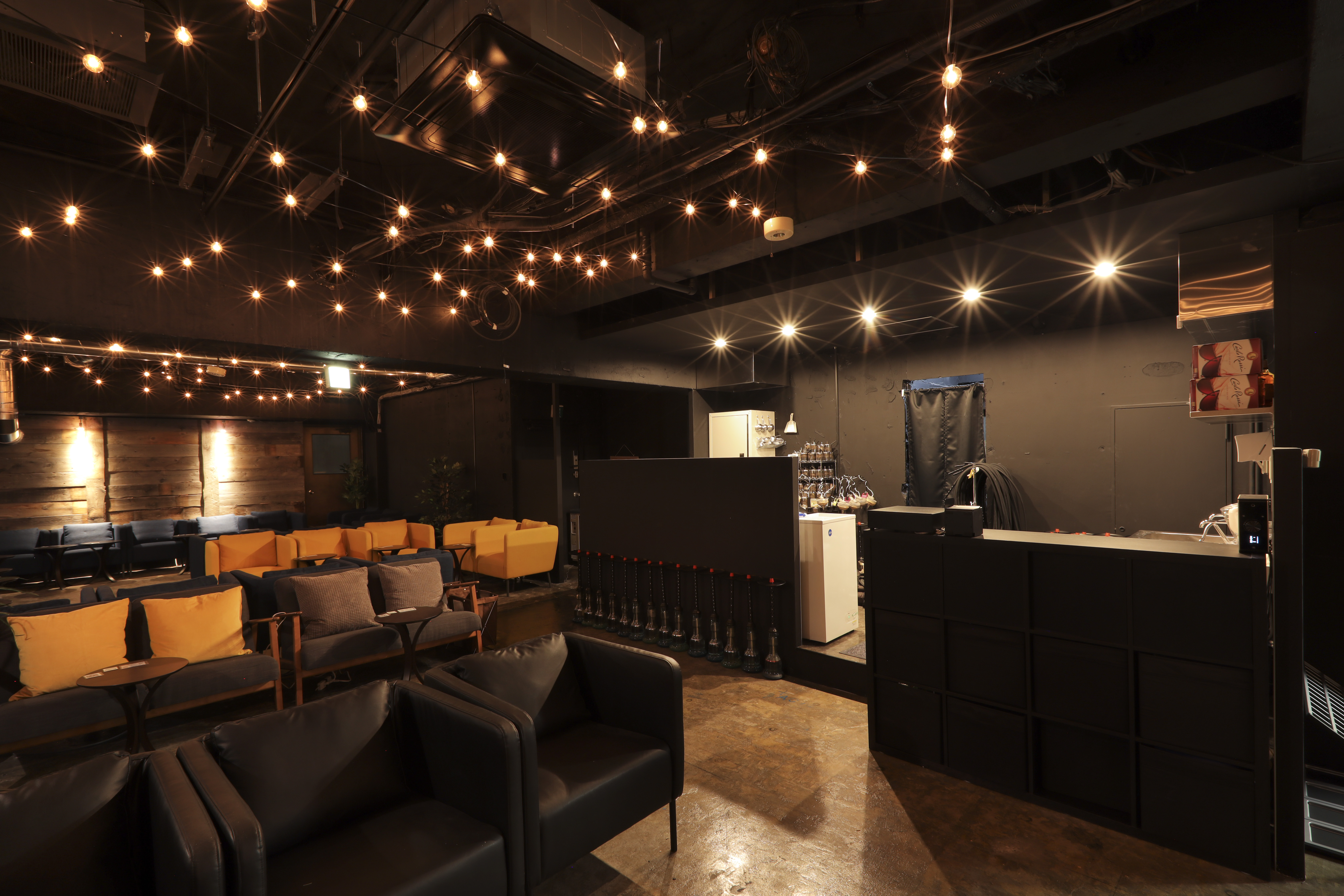 シーシャのあるリビング｜チルイン新宿東南口駅前店