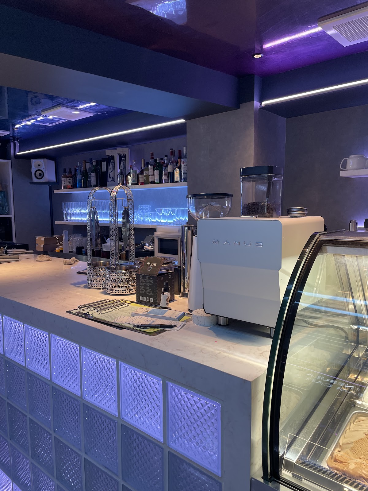 シーシャ + アイスクリーム カフェ&バー プリズム 麻布十番 (PRISM ice cream cafe & bar + shisha)