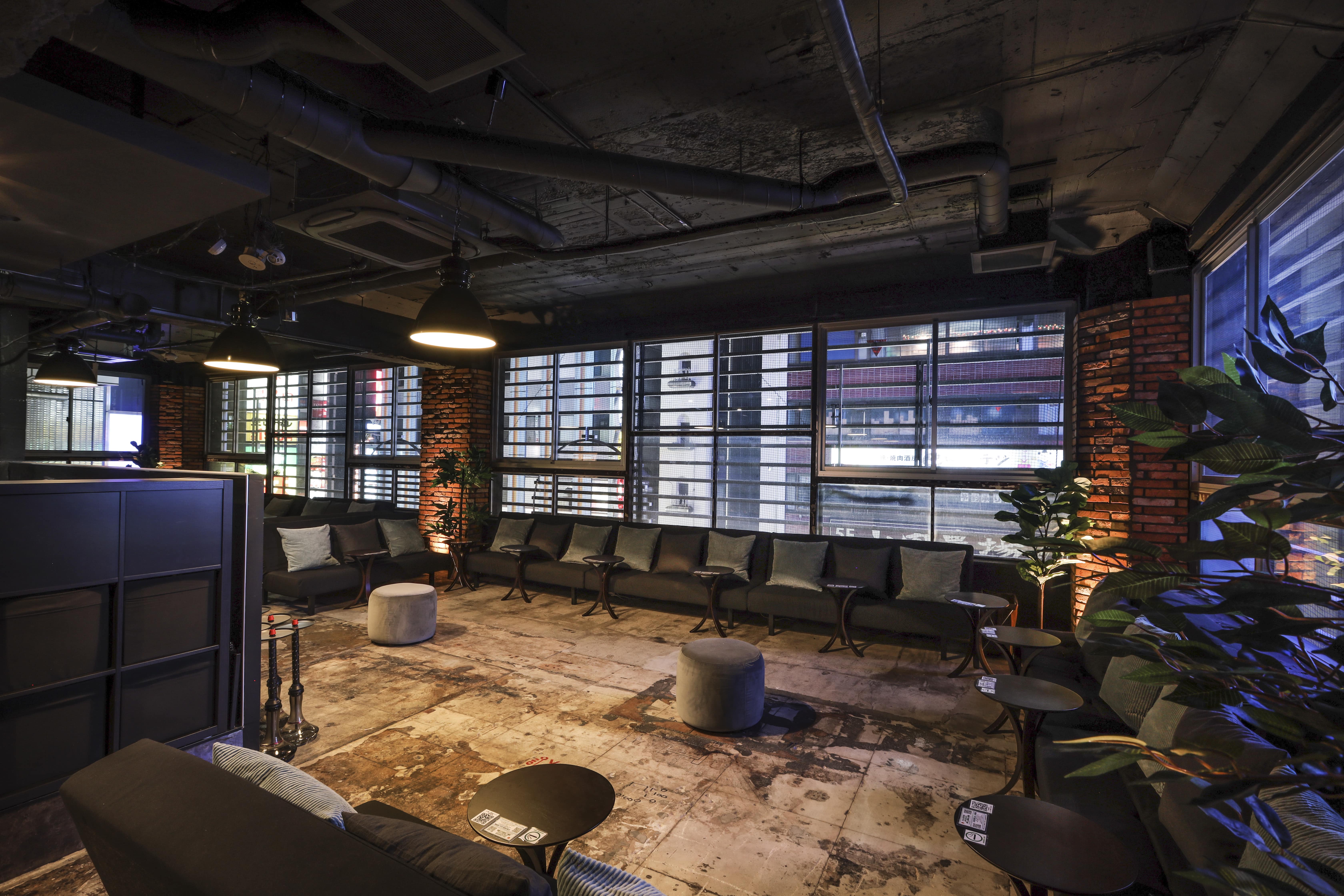 シーシャのあるリビング｜チルイン新宿歌舞伎町/ゴジラロード店