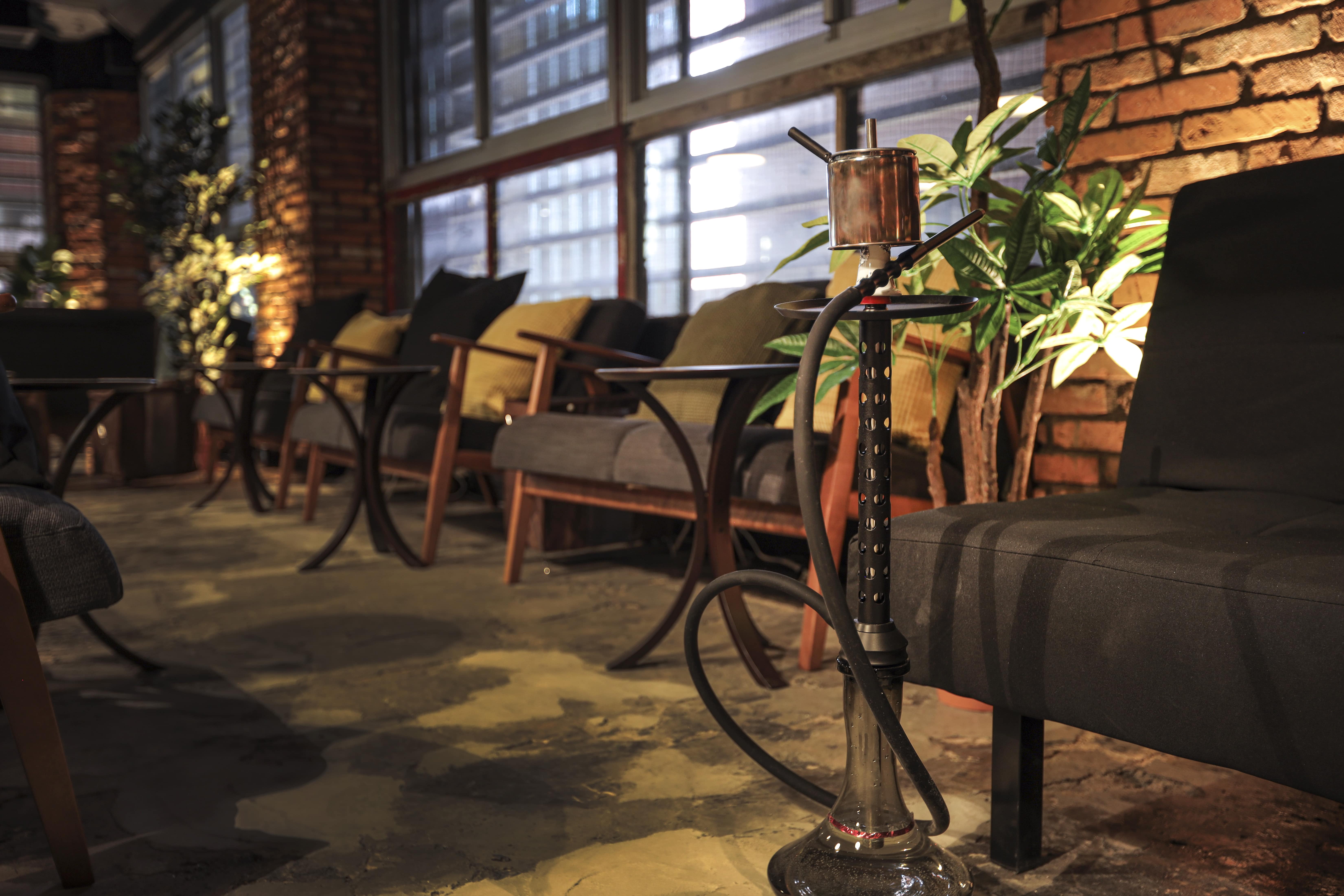 シーシャのあるリビング｜チルイン新宿歌舞伎町/ゴジラロード店