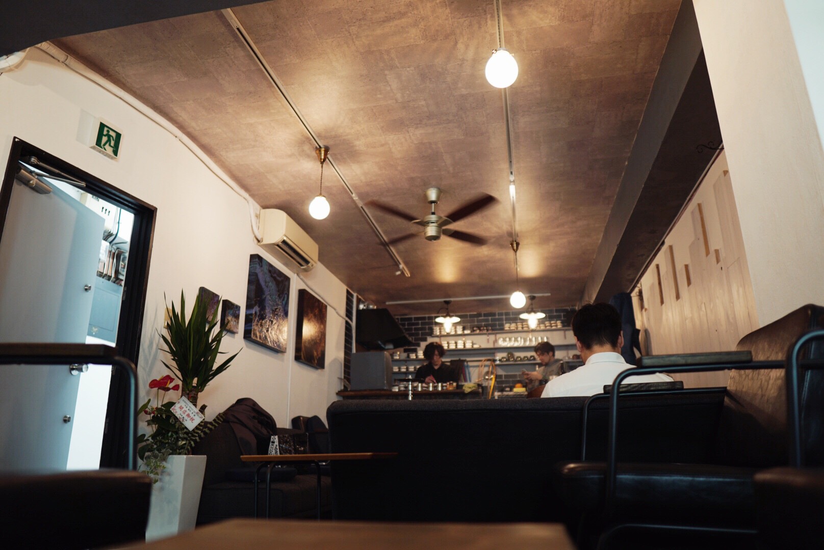 Cafe & Shisha Bar & Gallery HOTBOX 中目黒店(カフェ&シーシャバー&ギャラリー ホットボックス)