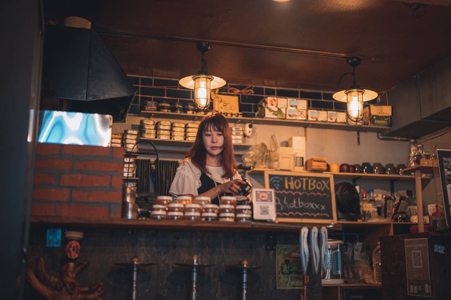 Cafe & Shisha Bar & Gallery HOTBOX 中目黒店(カフェ&シーシャバー&ギャラリー ホットボックス)