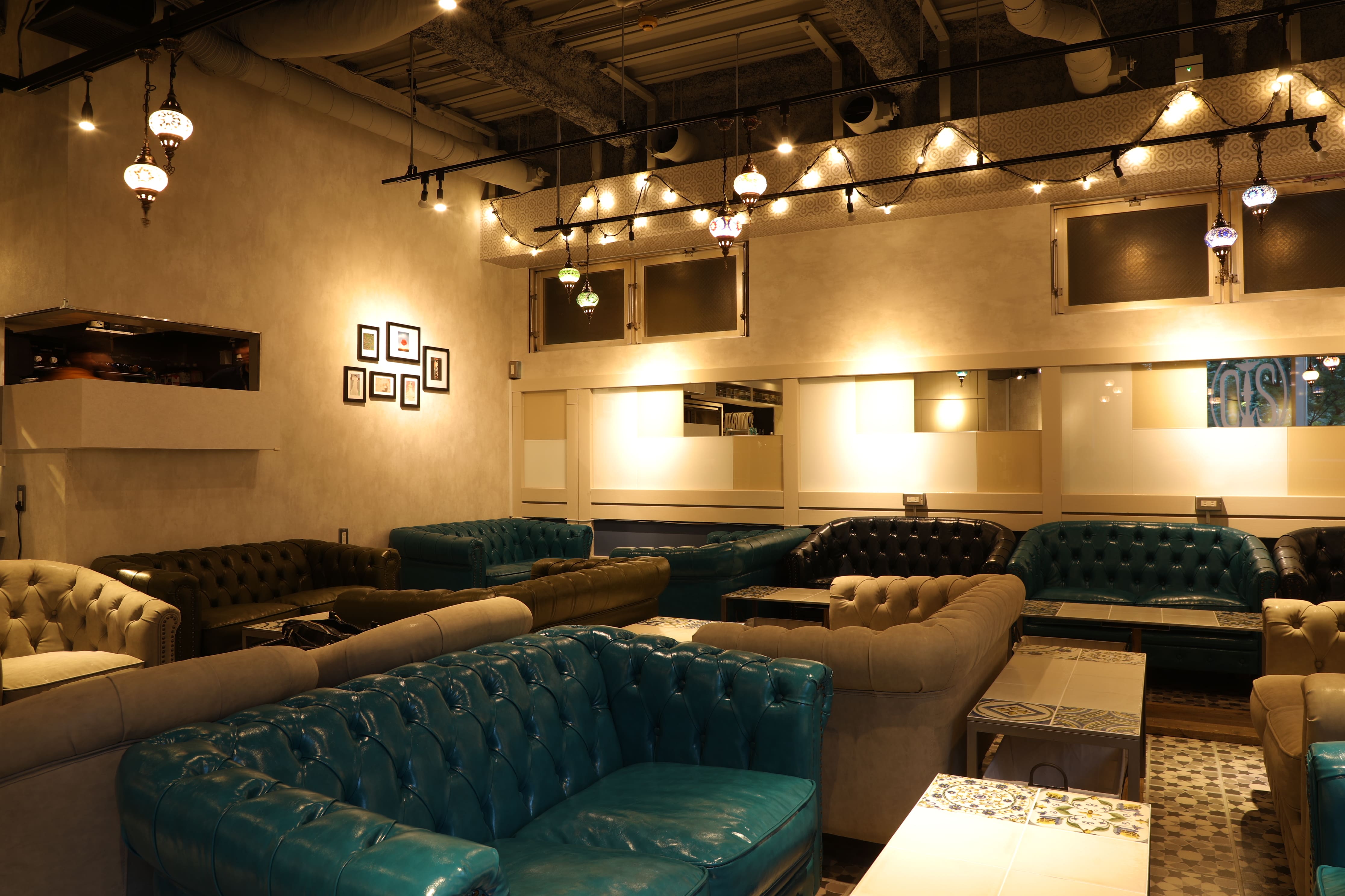 シーシャ×カフェ×バー C.STAND 新宿三丁目店