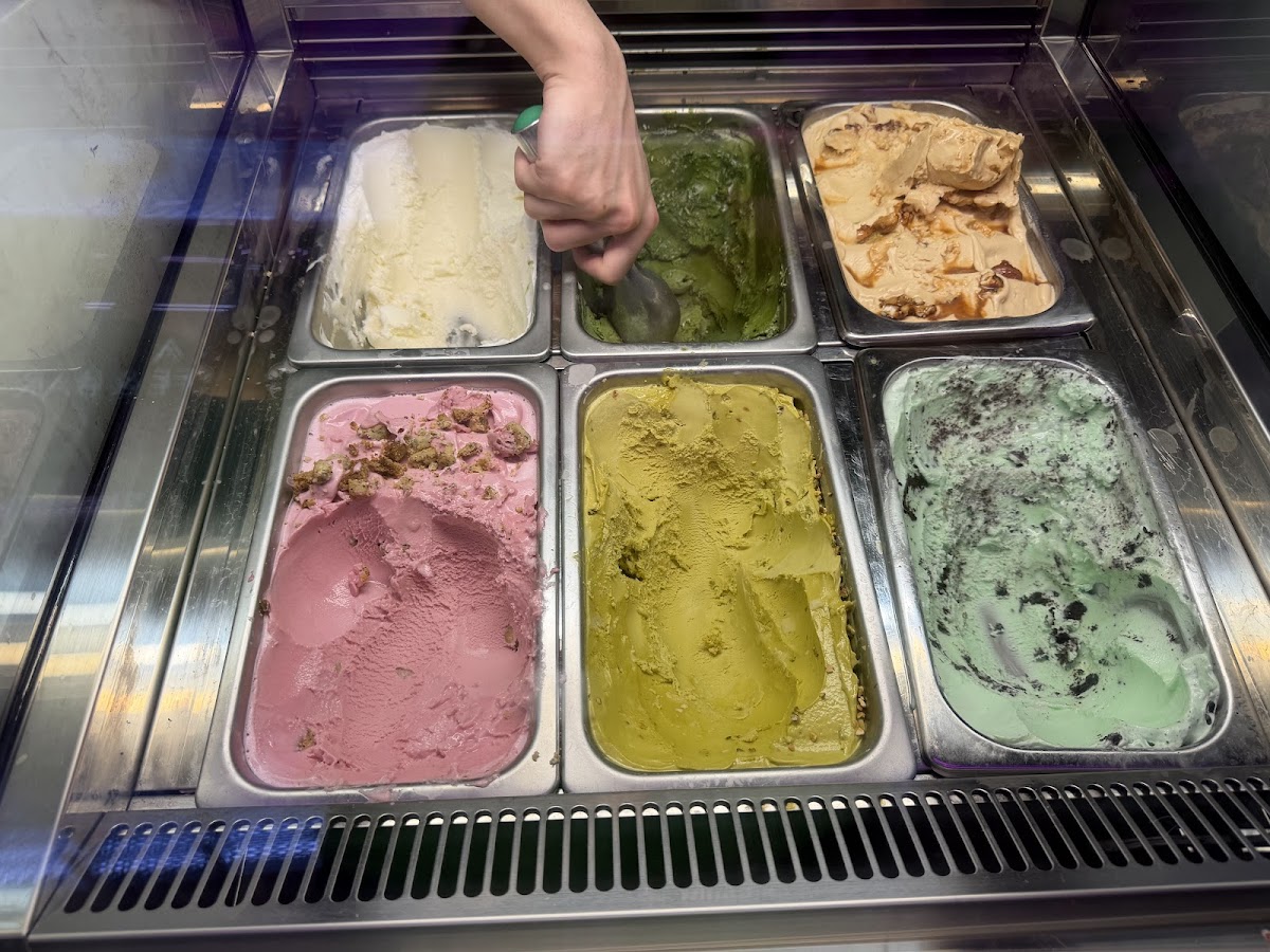 シーシャ + アイスクリーム カフェ&バー プリズム 麻布十番 (PRISM ice cream cafe & bar + shisha)